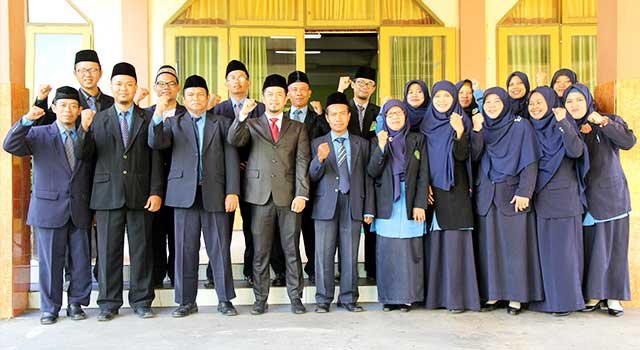 Yayasan Yabis Memberi Penghargaan kepada Guru, Karyawan, dan Pelajar di HUT RI