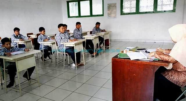 Sekolah Ini Menggaji Guru Rp 200 Ribu Setiap Bulan