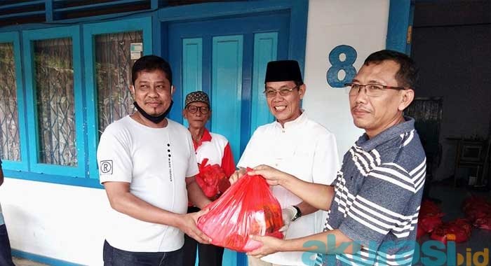 Rusmadi dan Achmad Zaini Salurkan Puluhan Paket Sembako Kepada Warga Kelurahan Dadi Mulya