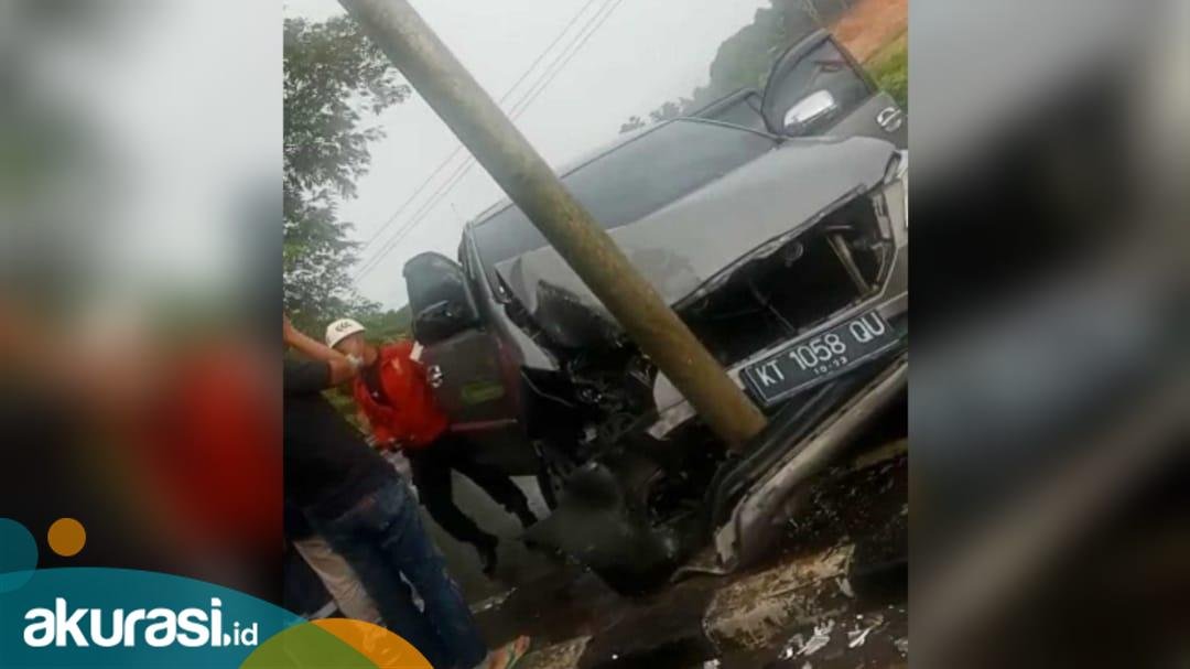 Lepas Kendali, Innova Ringsek Hantam Tiang Listrik