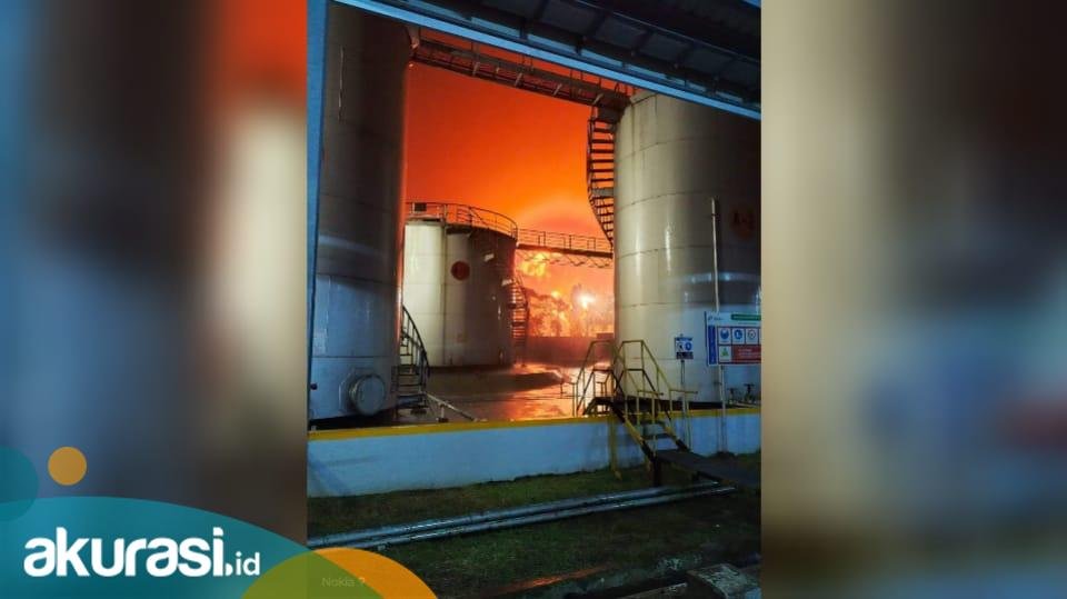 Tangki Kilang Cilacap Terbakar saat Hujan Deras Disertai Petir