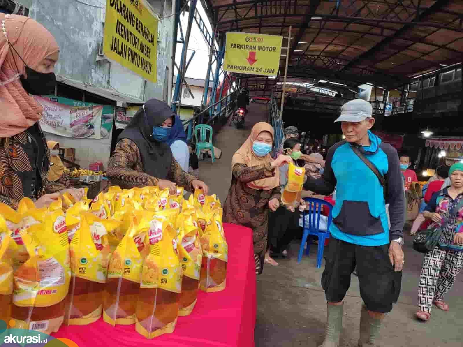 Penurunan harga minyak goreng di Februari 2022 lalu sempat menyebabkan kelangkaan sebab adanya pembatasan distribusi dari distributor pusat. (Devi Nila Sari/Akurasi.id)