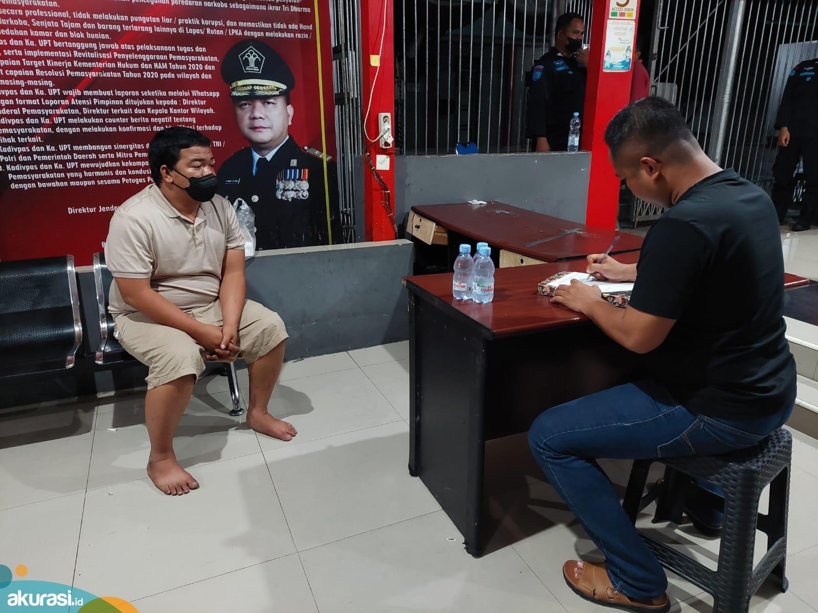 M Noor (kiri), terpidana kasus perpajakan senilai Rp 6,5 miliar saat dieksekusi Tim Tabur Kejari Samarinda ke Lapas Klas IIA Samarinda. (istimewa)