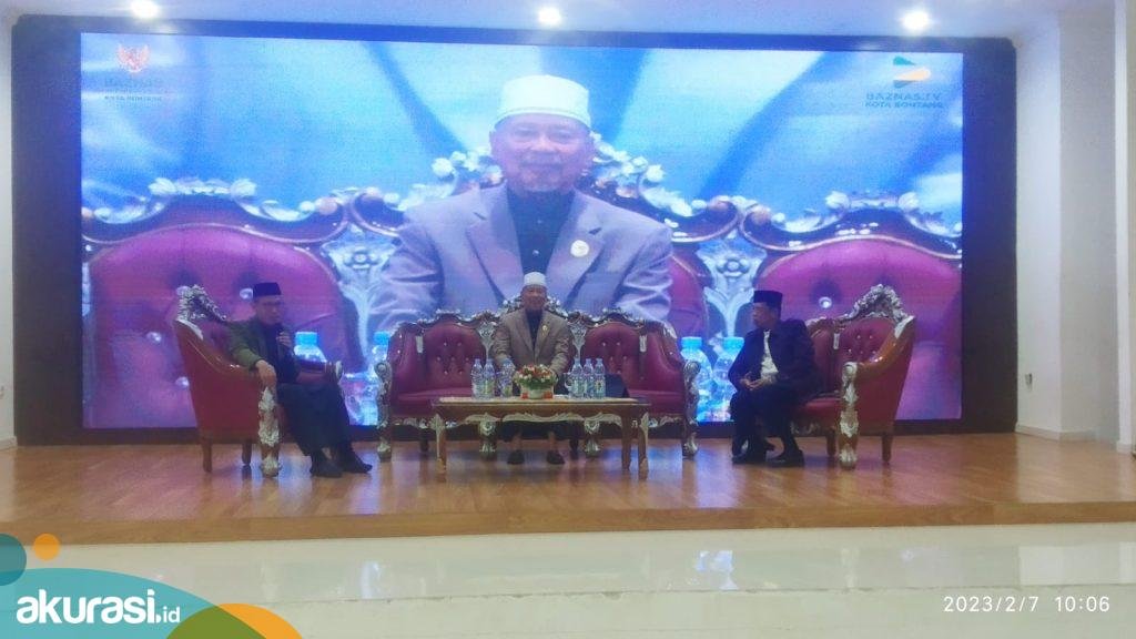 Ulama kharismatik asal Sulawesi Selatan, Prof Dr AG H.M.Faried Wadjedy.,Lc.,MA, (tengah) menjadi pemateri utama di seminar zakat nasional. (Yusva Alam for Akurasi.id)