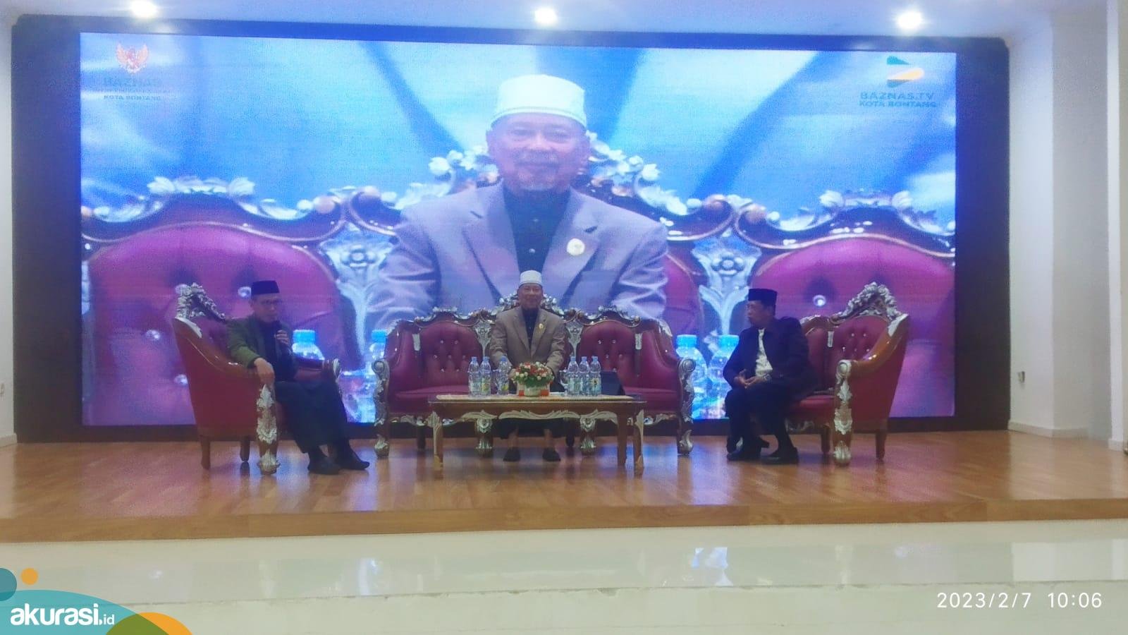 Ulama kharismatik asal Sulawesi Selatan, Prof Dr AG H.M.Faried Wadjedy.,Lc.,MA, (tengah) menjadi pemateri utama di seminar zakat nasional. (Yusva Alam for Akurasi.id)