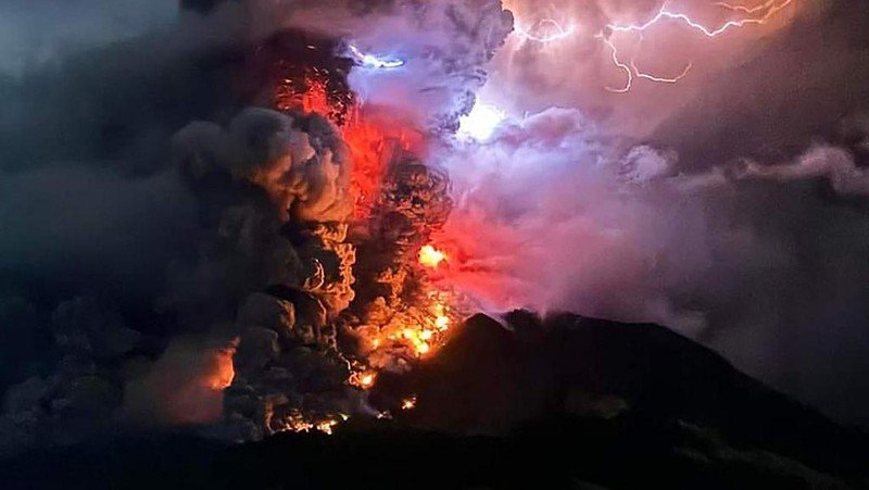 Update Terkini Erupsi Gunung Ruang: Potensi Tsunami dan Dampaknya pada Penerbangan