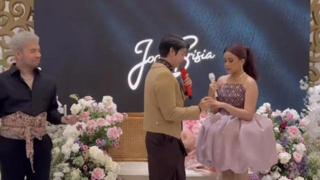 Momen Manis Brisia Jodie Dilamar Jonathan Alden di Atas Panggung Saat Rilis Single Terbaru