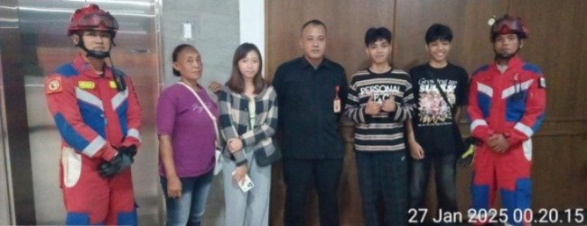 Empat Orang Terjebak di Tangga Darurat Mal Sunter, Berhasil Dievakuasi oleh Damkar