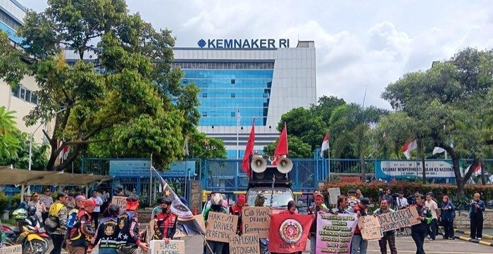 Aksi Demonstrasi Pengemudi Ojol di Depan Kantor Kemnaker: Tuntut Pemberian THR dan Kesejahteraan Pekerja