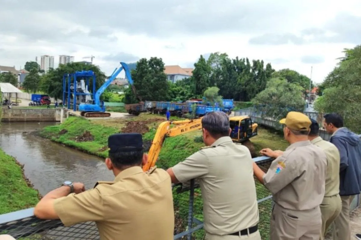Pemerintah Kota Jakarta Selatan Keruk Lumpur Waduk Lebak Bulus untuk Cegah Banjir
