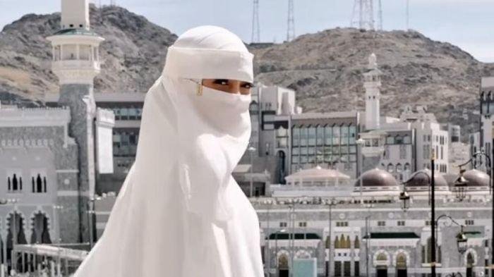 Celine Evangelista Jalani Ibadah Umrah, Tangis Haru Saat Cium Ka'bah