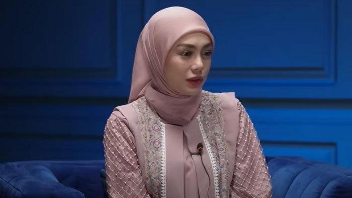 Celine Evangelista Mantap Berhijrah: Jadi Mualaf, Berhijab, dan Rintis Bisnis Travel Umrah